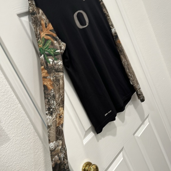 Men’s Nike Oregon Ducks Dri-fit Long Sleeve Tee - Picture 6 of 8